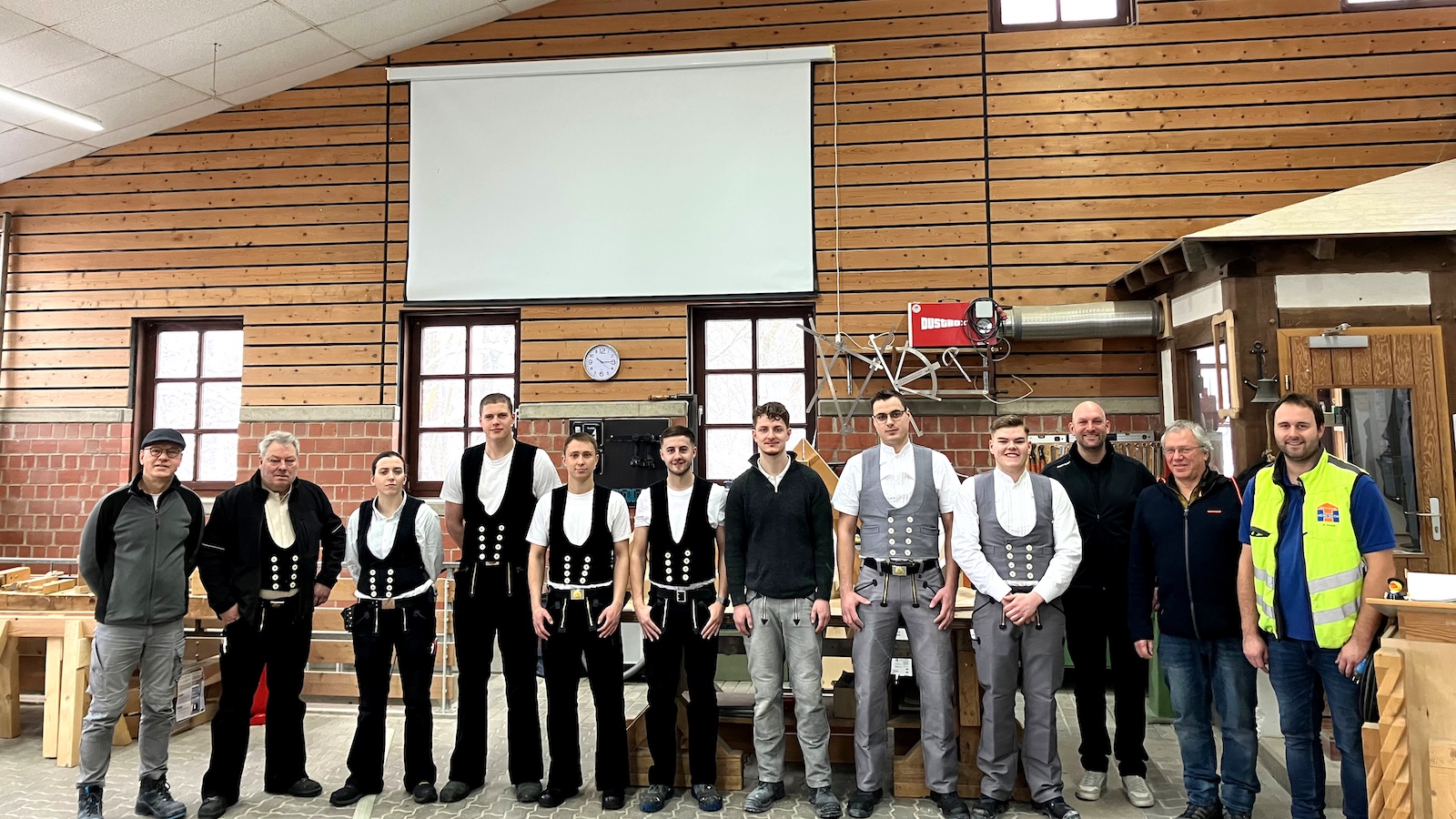 Junge Maurer und Zimmerer bestehen erfolgreich ihre Gesellenprüfung